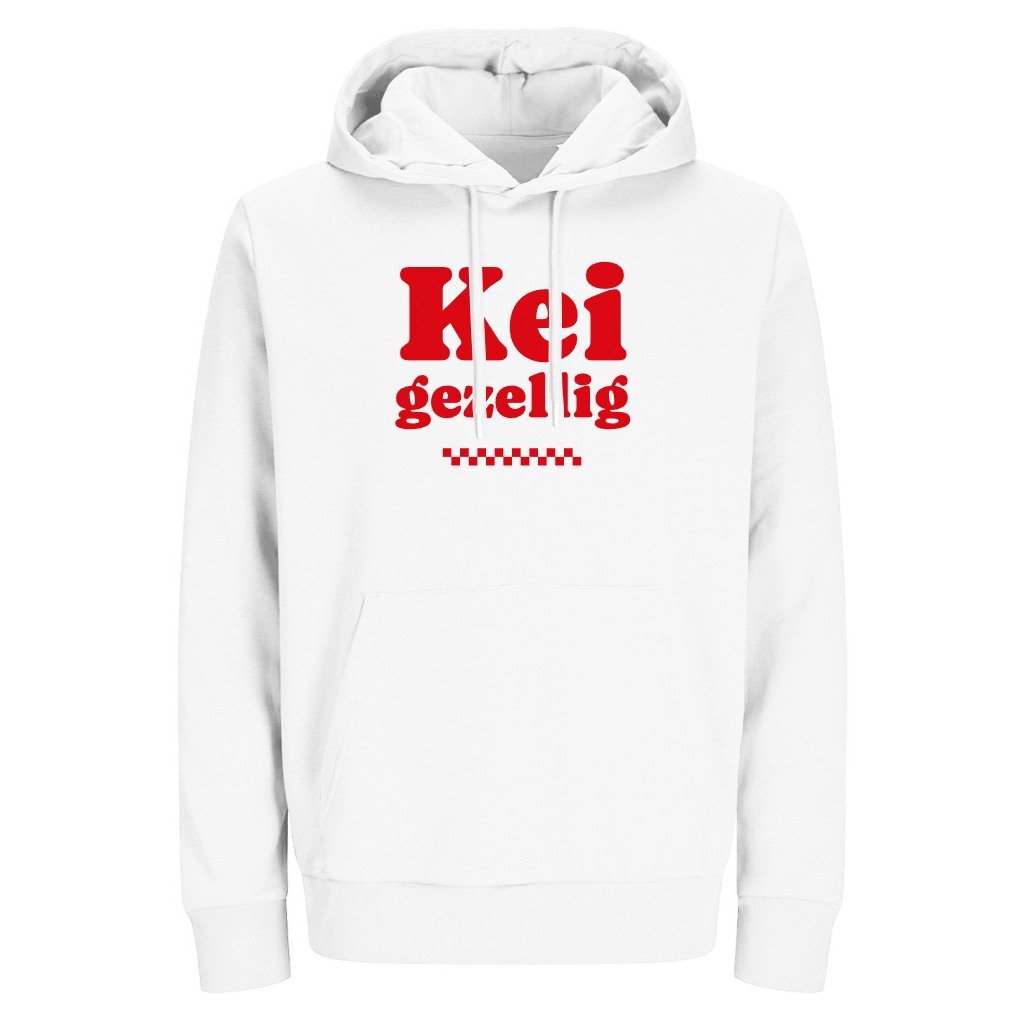 Voorkant: witte hoodie met op de borst in grote rode letters „Kei gezellig” en een geblokt randje