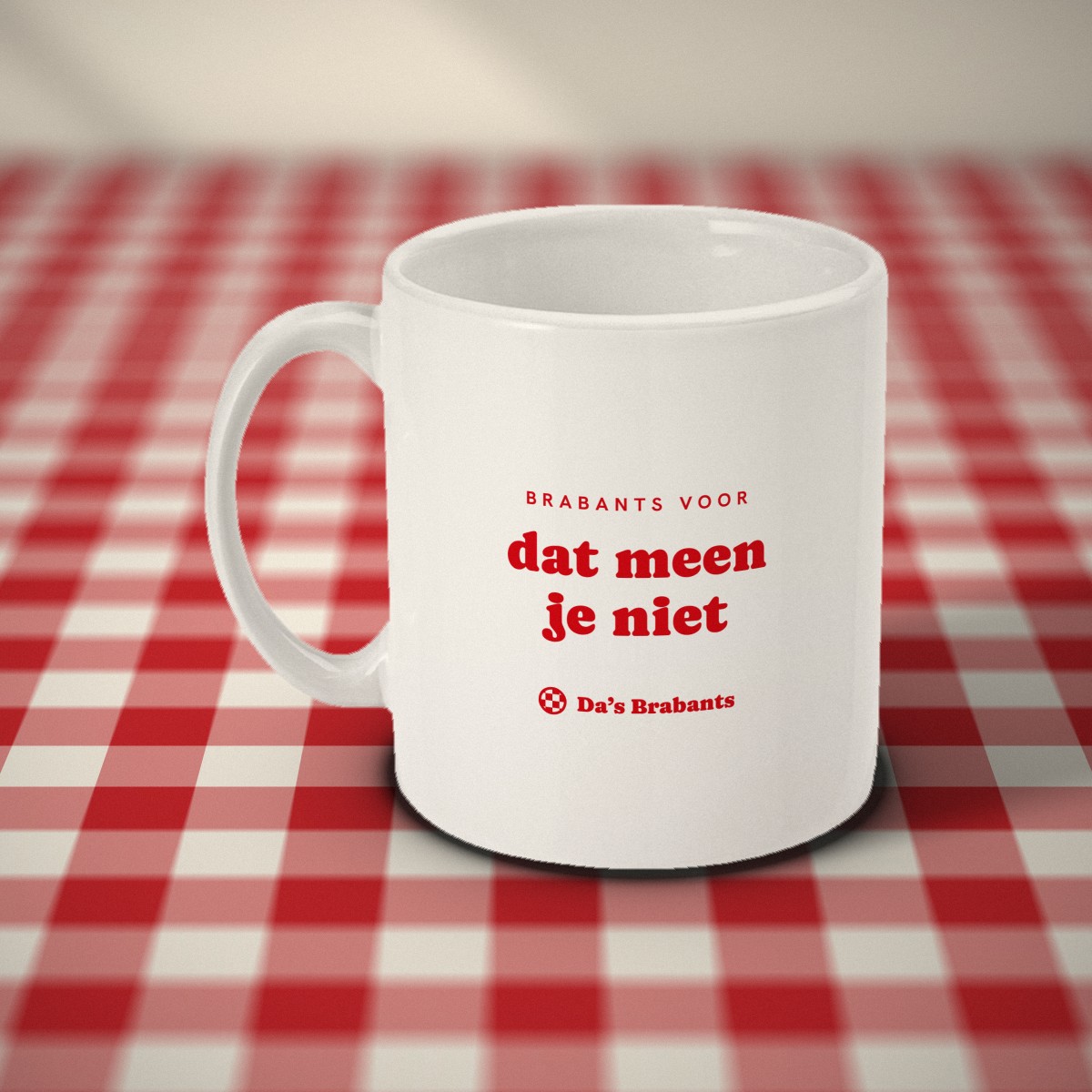 Achterkant: witte mok met in rode letters „Brabants voor: dat meen je niet” en het logo van Da's Brabants