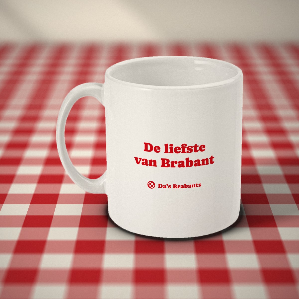 Achterkant: witte mok met in rode letters „De liefste van Brabant” en het logo van Da's Brabants